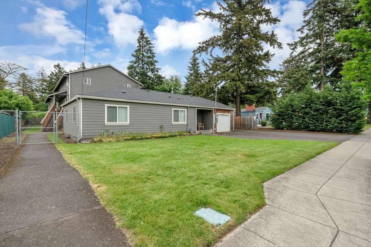 3 bedroom 2 bath House with fenced yard! - Photo 4 of 35
