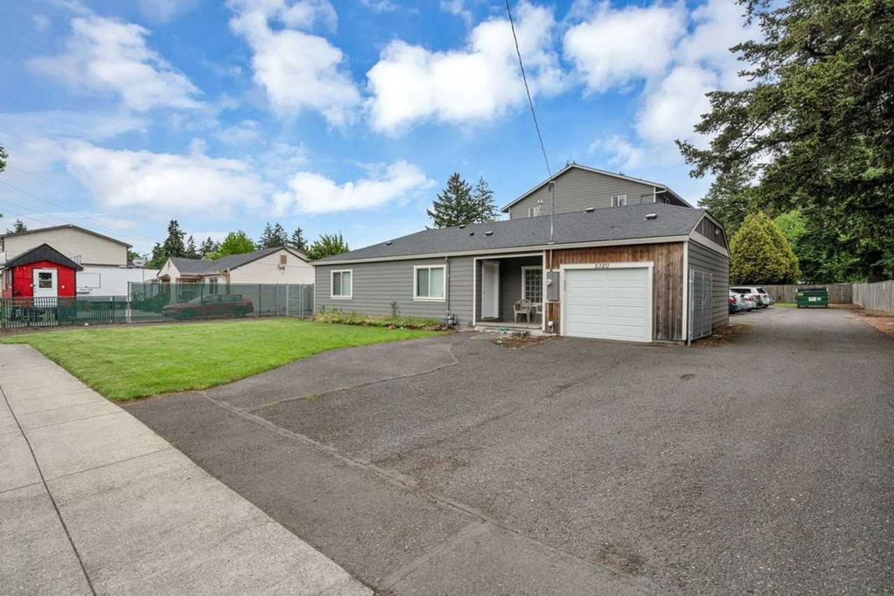 3 bedroom 2 bath House with fenced yard! - Photo 5 of 35