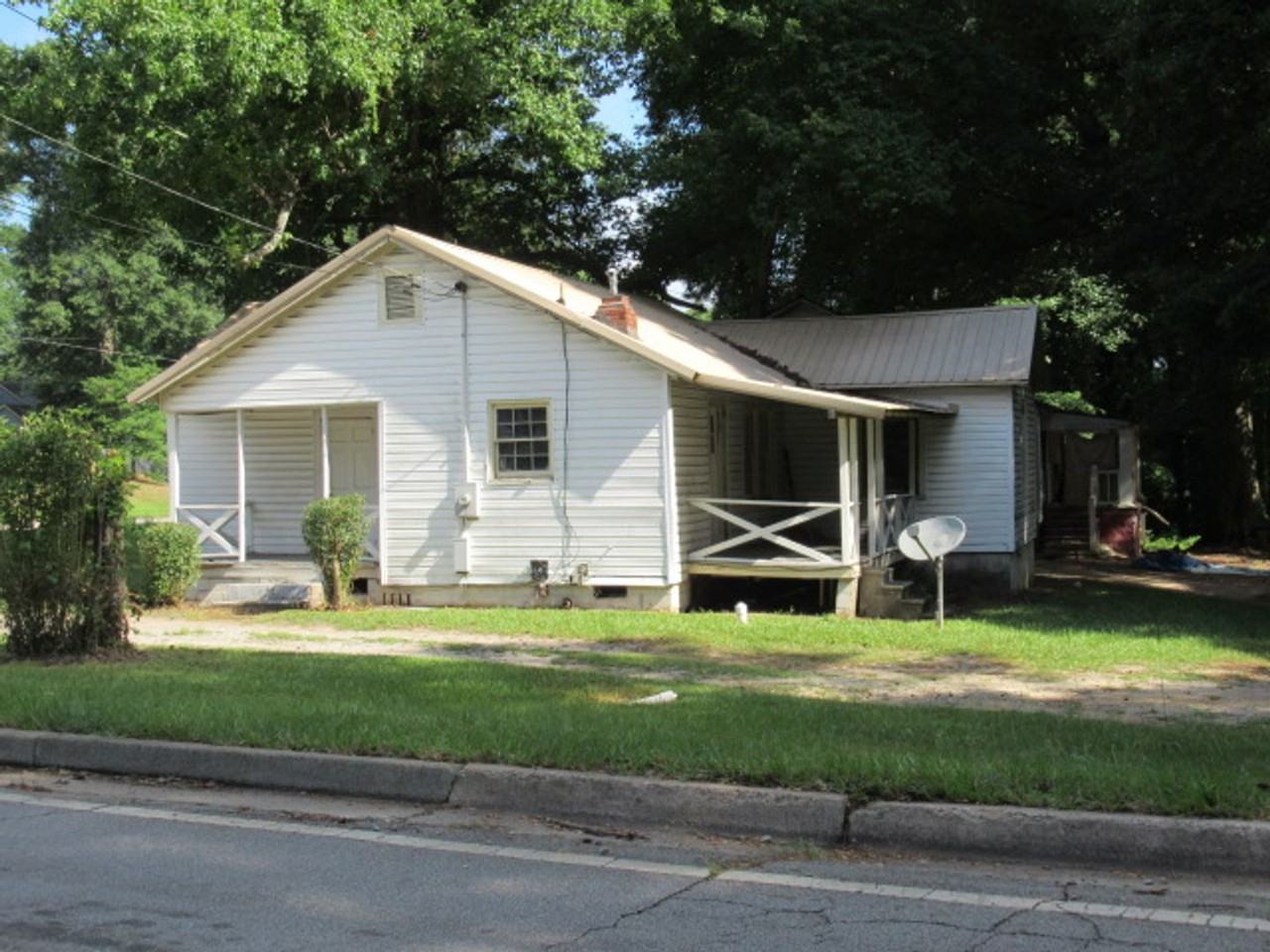 901 N Park St - Photo 2 of 10