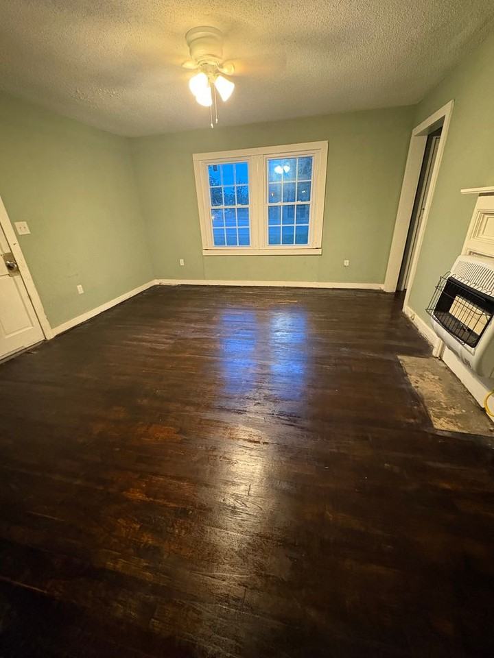 901 N Park St - Photo 3 of 10