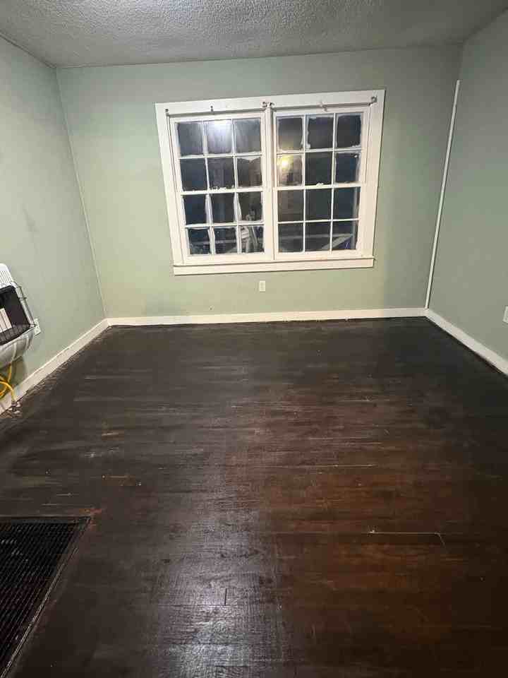 901 N Park St - Photo 4 of 10