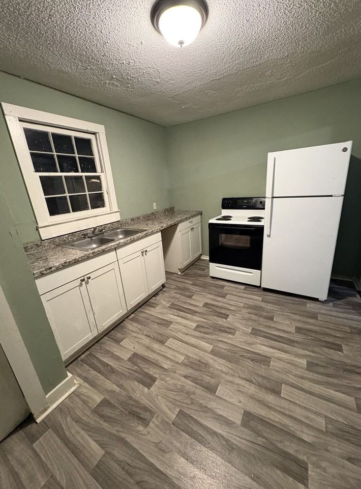 901 N Park St - Photo 5 of 10