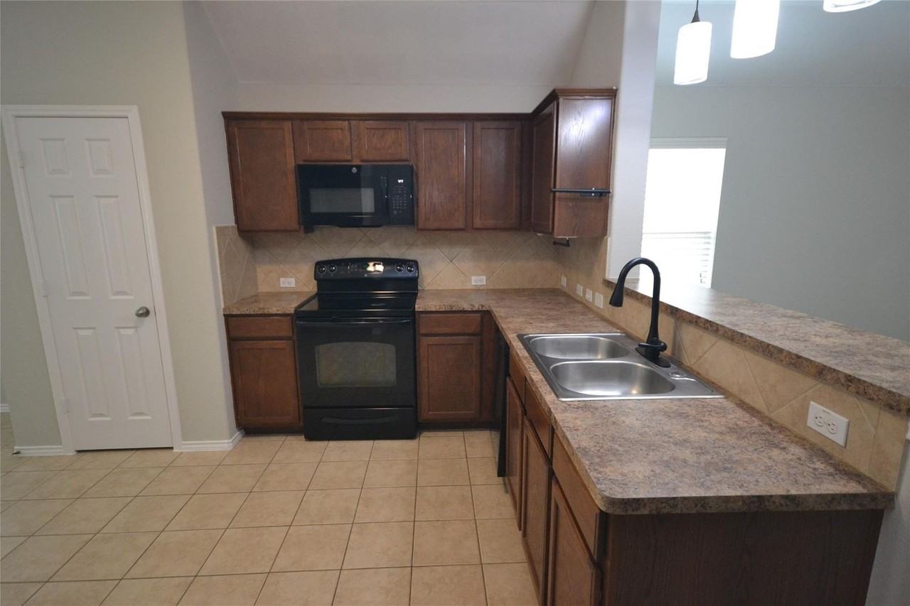228 Falcon Ln - Photo 3 of 17