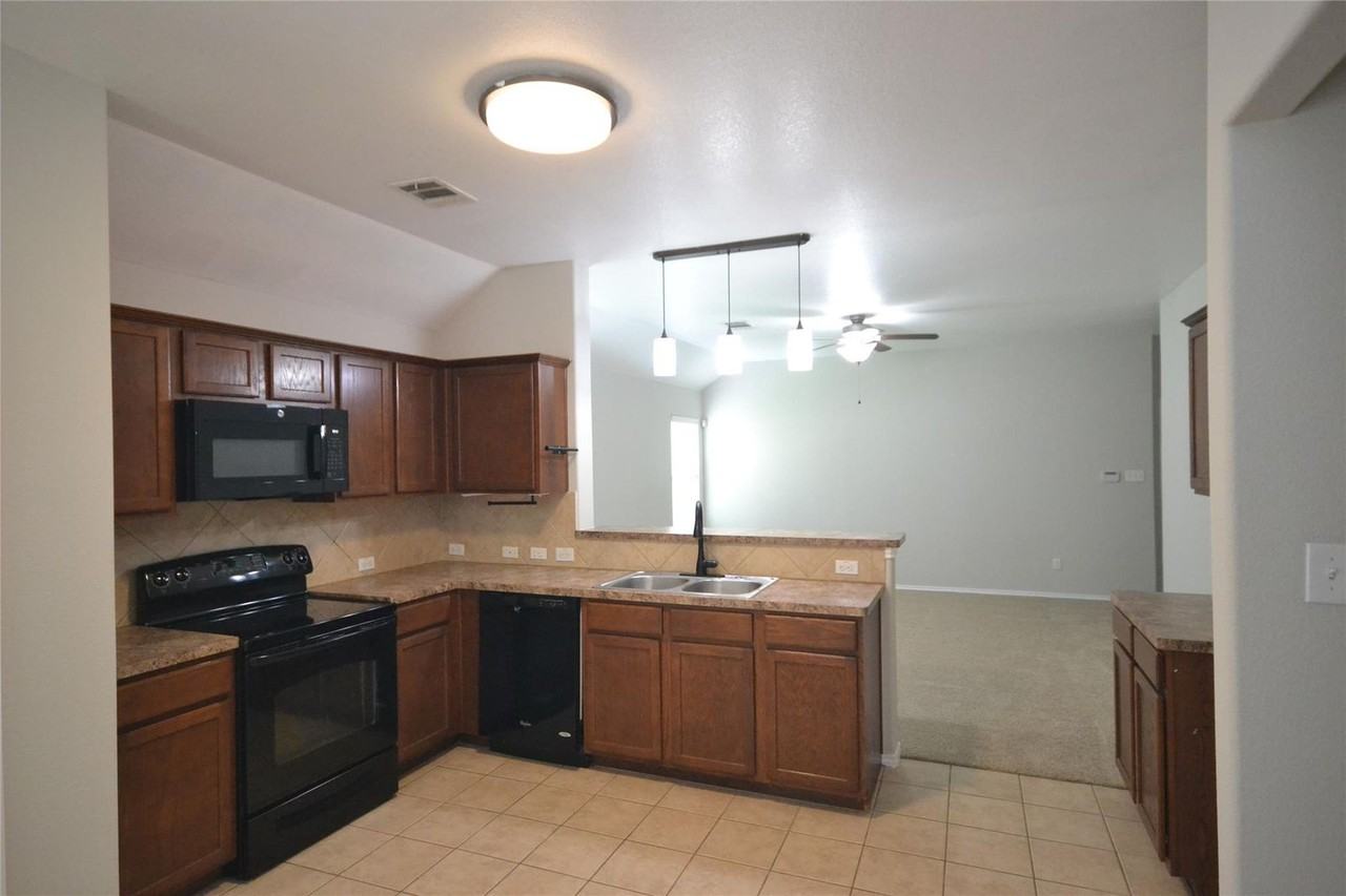 228 Falcon Ln - Photo 4 of 17