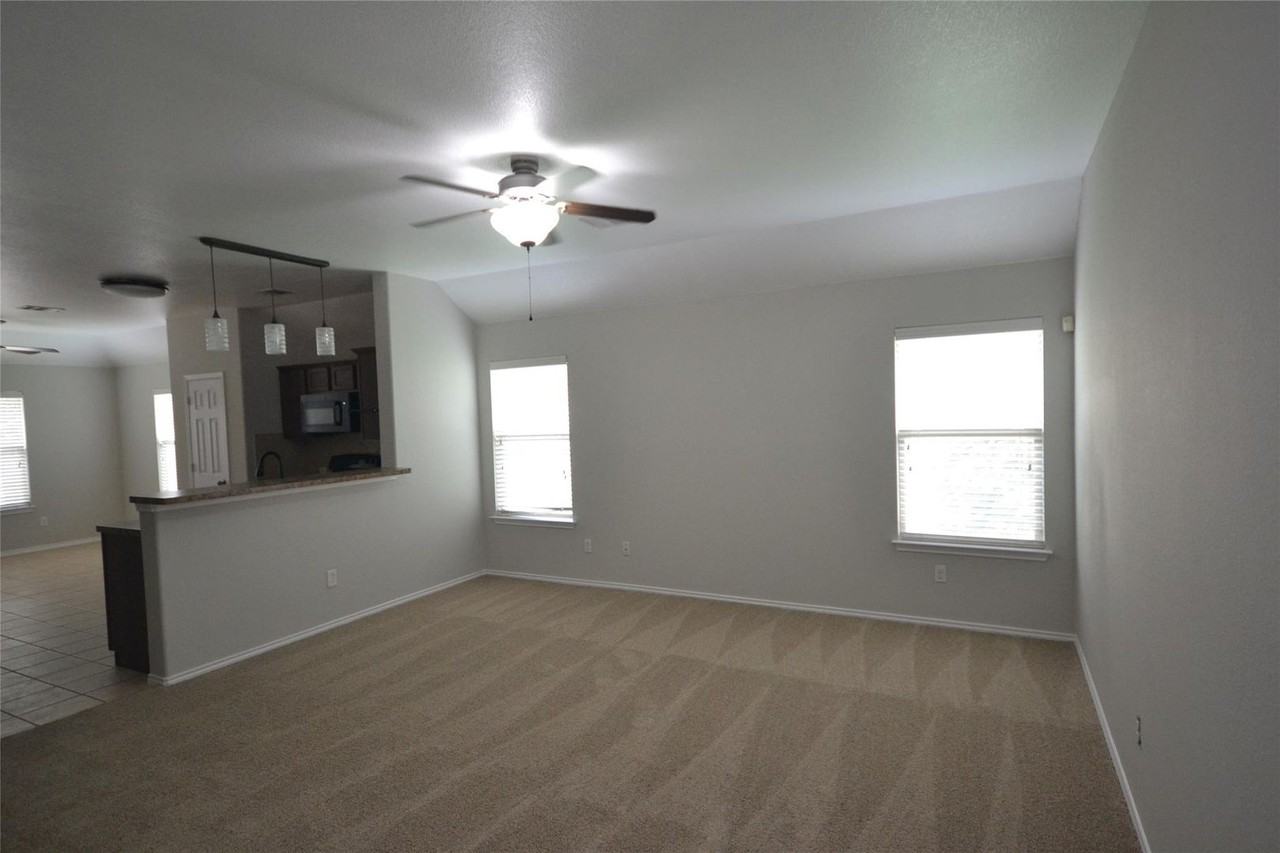 228 Falcon Ln - Photo 6 of 17