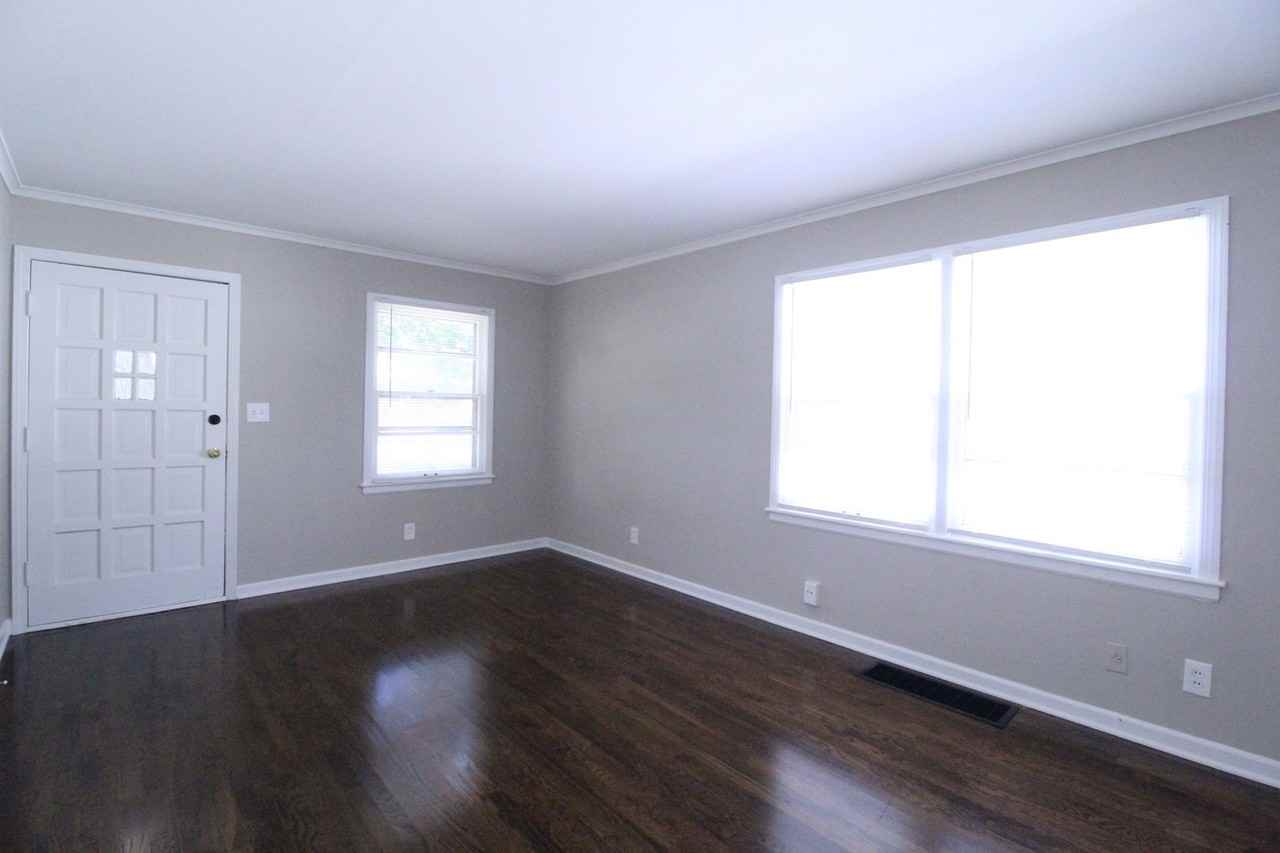 305 E 78th Ter - Photo 4 of 10
