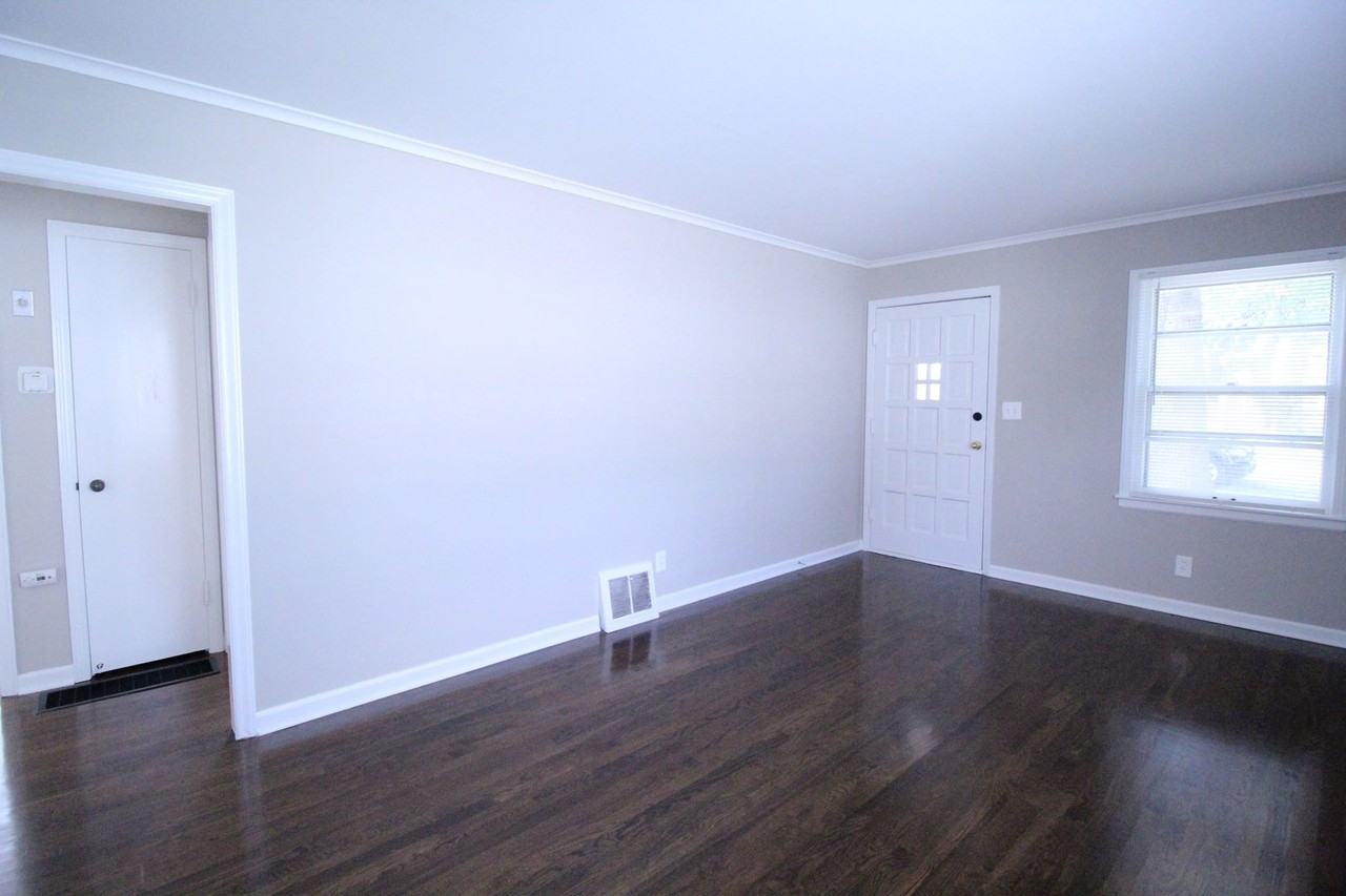 305 E 78th Ter - Photo 5 of 10