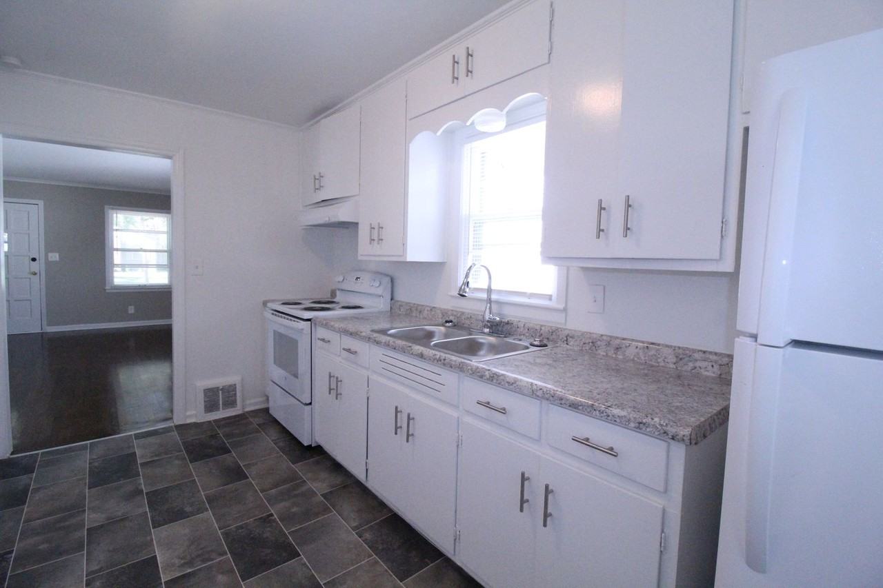 305 E 78th Ter - Photo 7 of 10