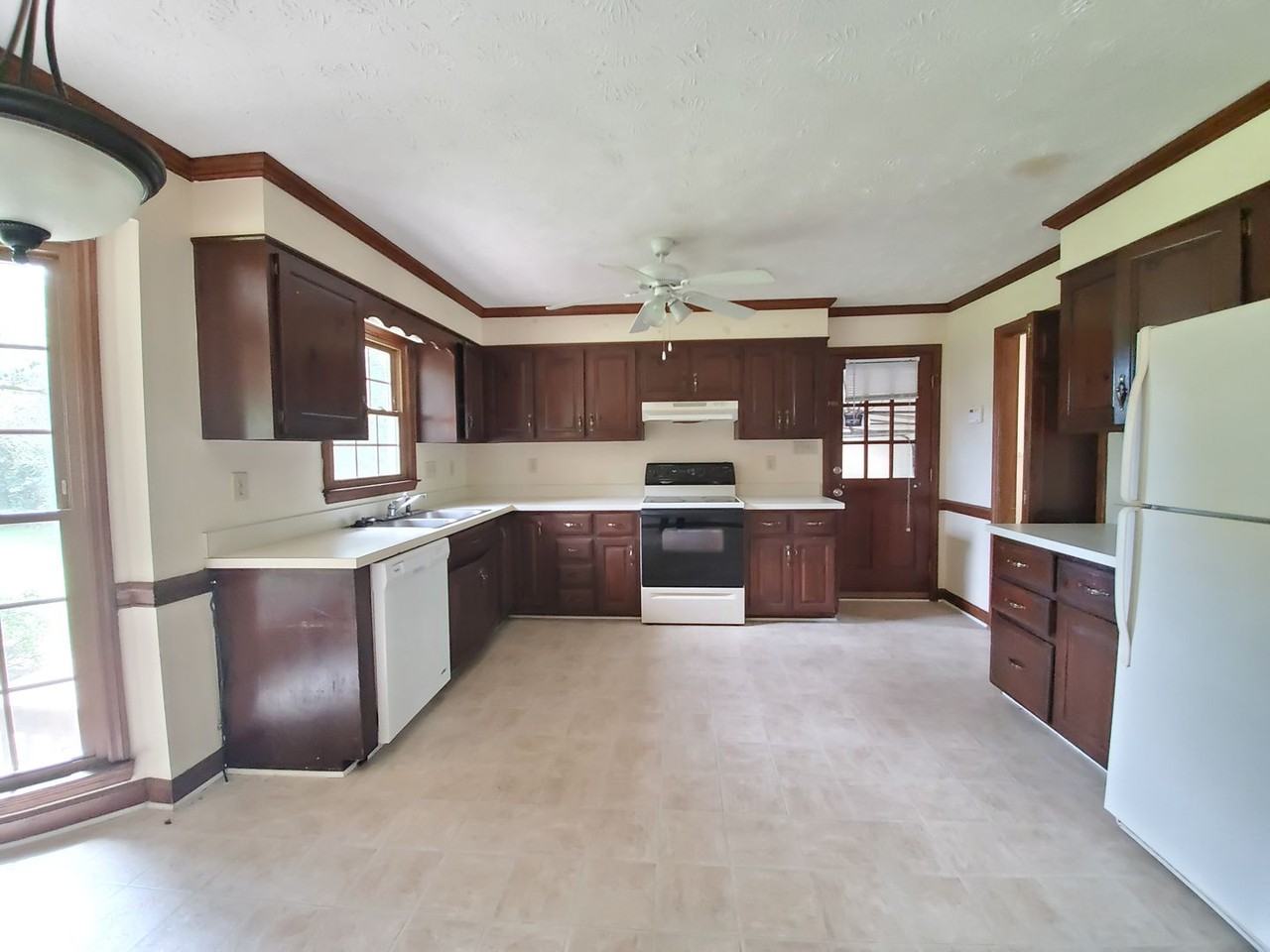 3508 Gowan Ln - Photo 4 of 28