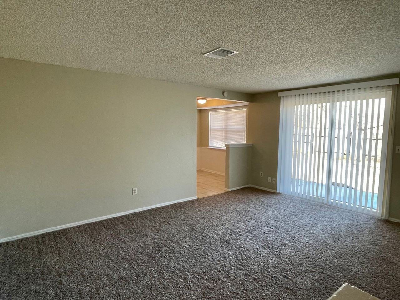 4205 Se 49th St - Photo 2 of 14