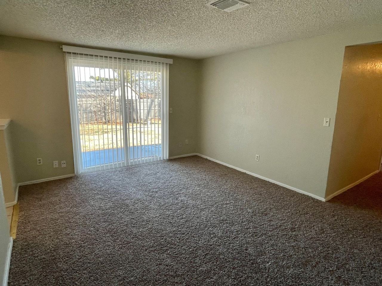 4205 Se 49th St - Photo 3 of 14