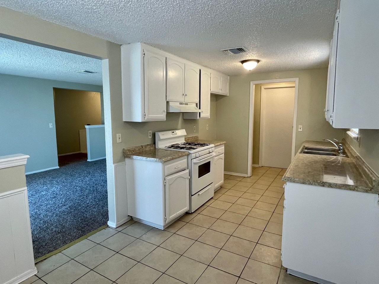 4205 Se 49th St - Photo 5 of 14