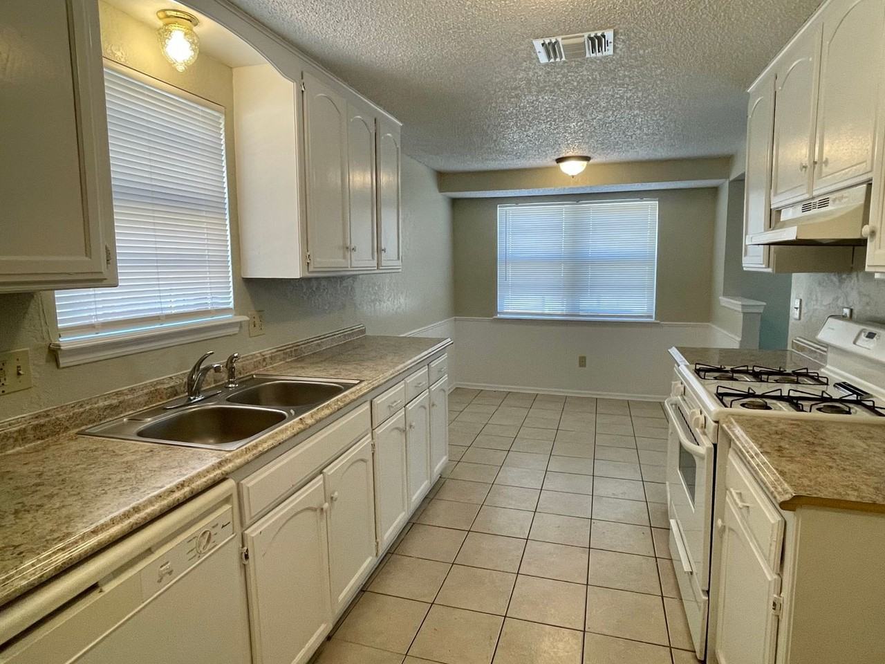 4205 Se 49th St - Photo 6 of 14