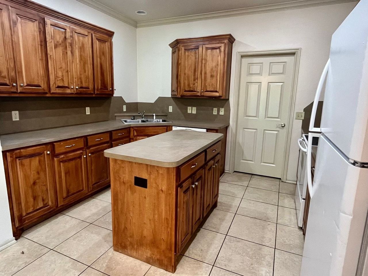 618 Sisken Ct - Photo 3 of 14