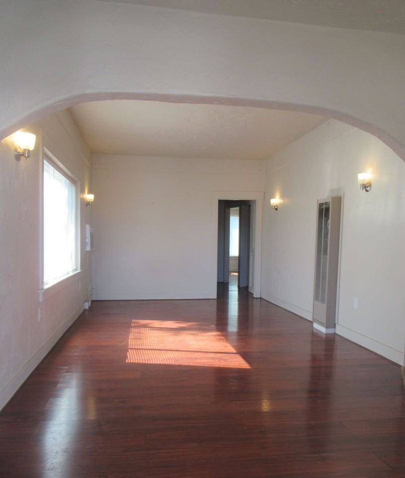257 S Shasta St - Photo 2 of 9