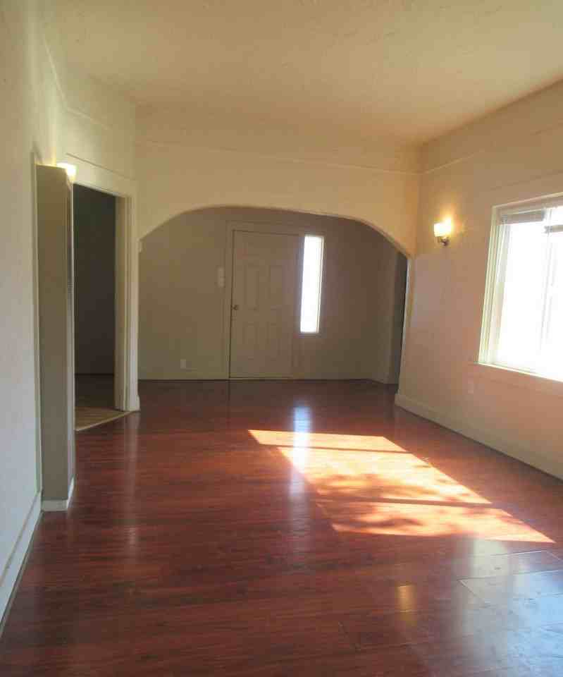 257 S Shasta St - Photo 3 of 9