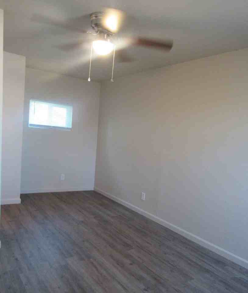 257 S Shasta St - Photo 5 of 9
