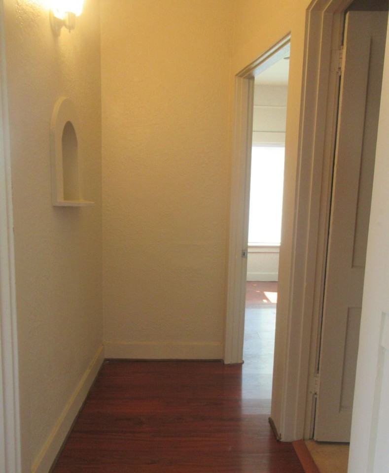257 S Shasta St - Photo 6 of 9