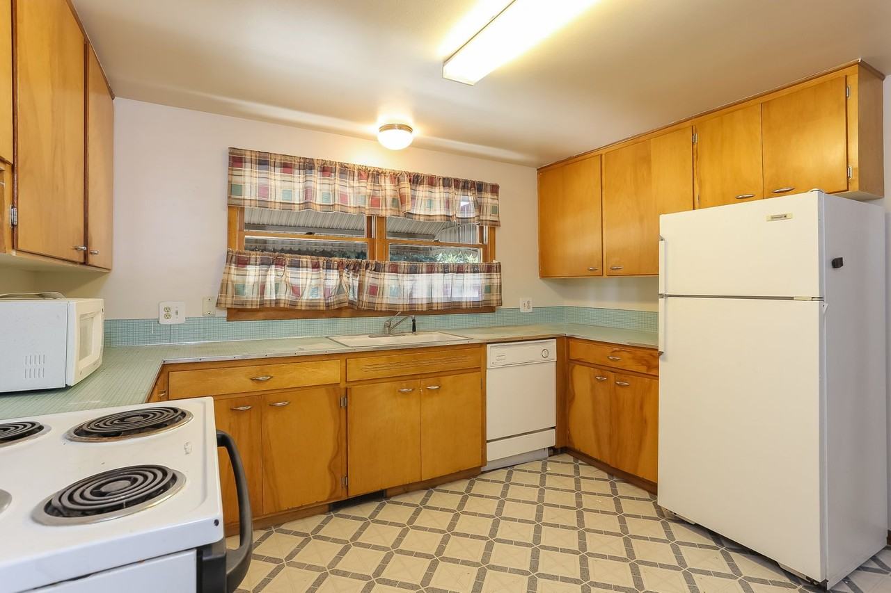 2408 Lake Dr - Photo 4 of 35