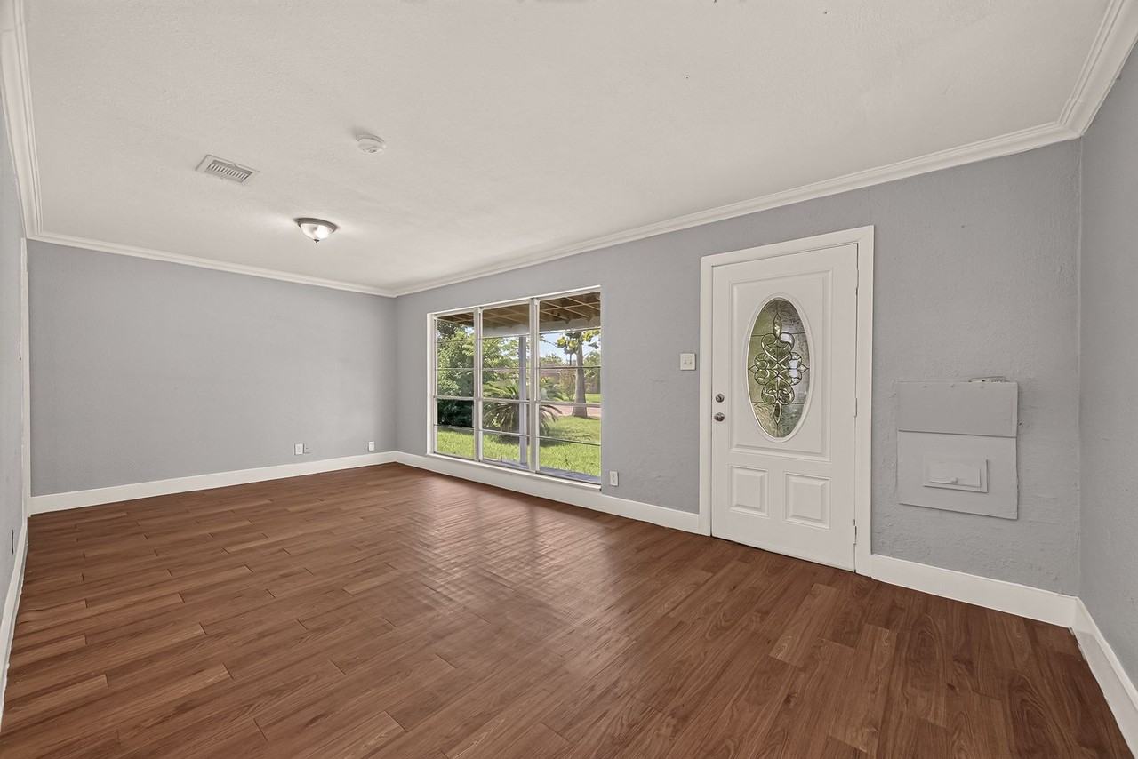 10601 Ambursen St - Photo 5 of 21