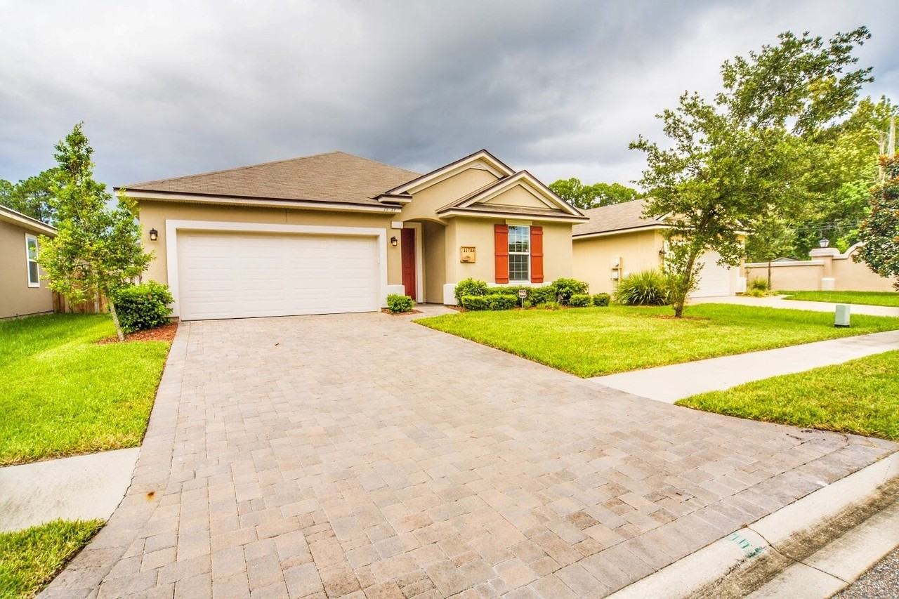 11733 Lake Bend Cir - Photo 3 of 25