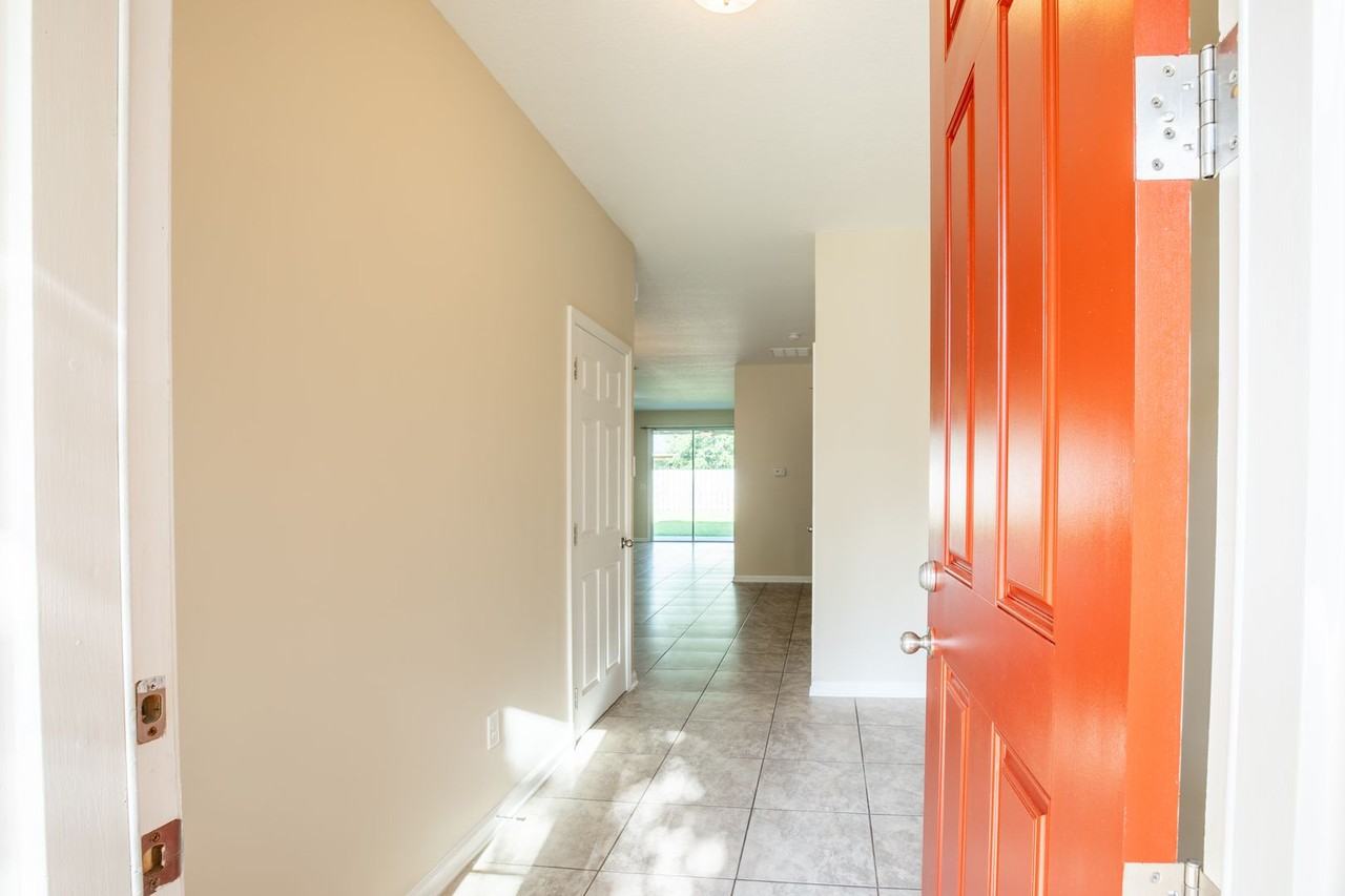 11733 Lake Bend Cir - Photo 4 of 25