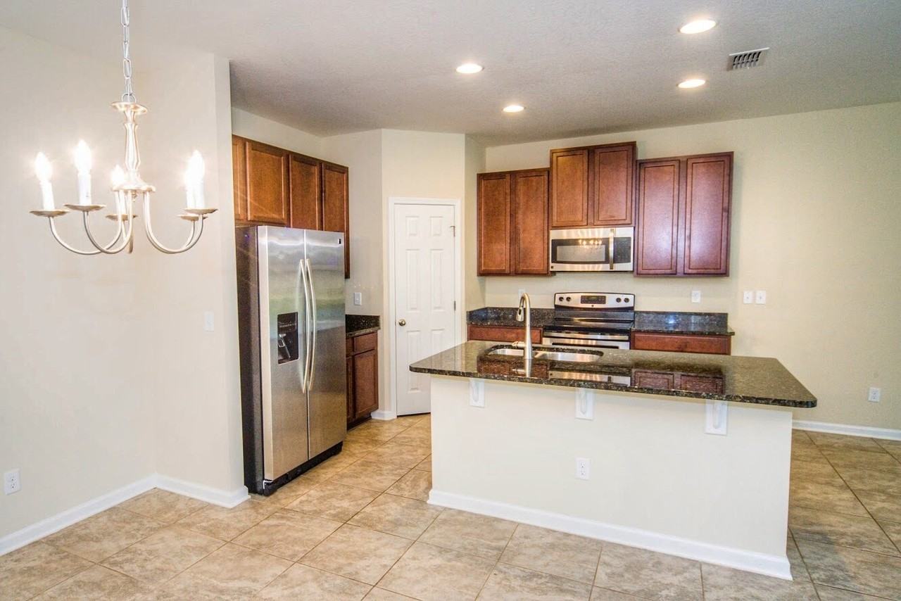 11733 Lake Bend Cir - Photo 5 of 25
