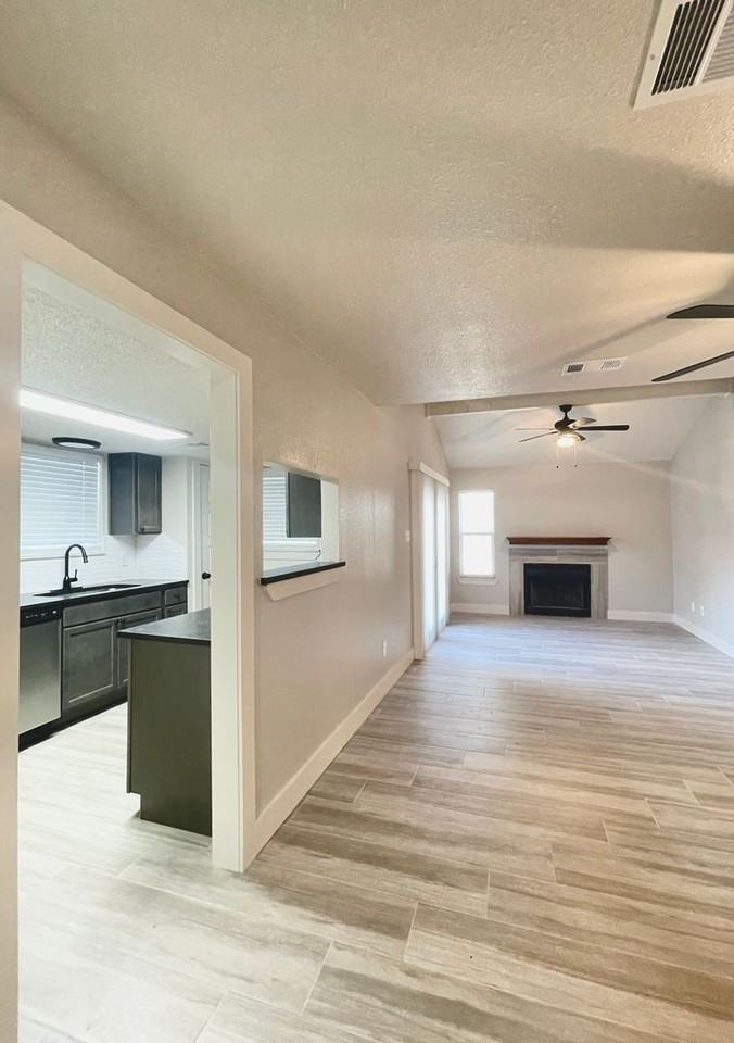 1226 Royal Crest Dr - Photo 2 of 18