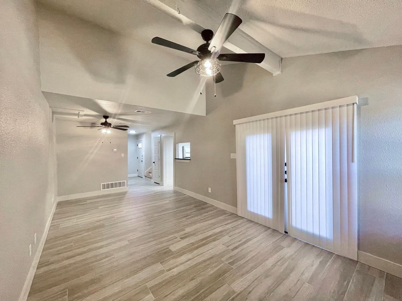 1226 Royal Crest Dr - Photo 3 of 18