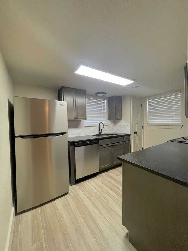 1226 Royal Crest Dr - Photo 4 of 18