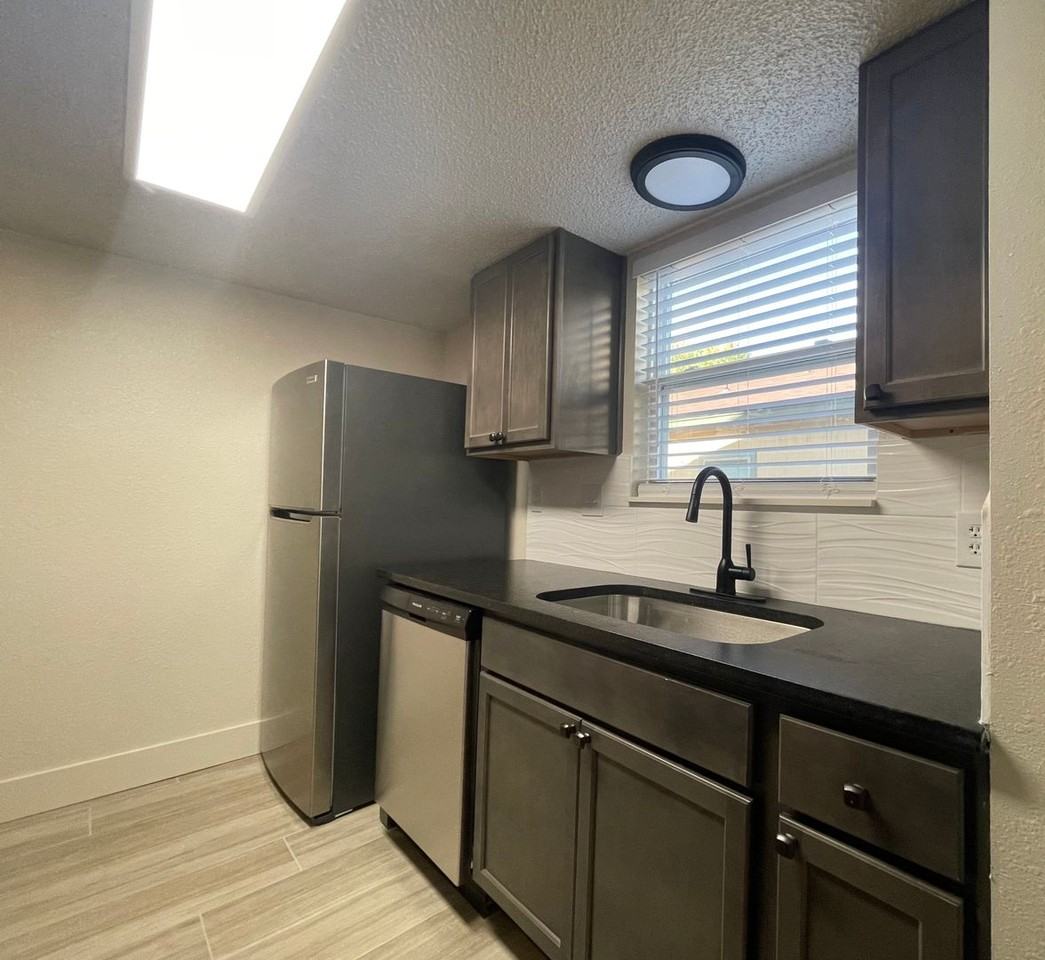 1226 Royal Crest Dr - Photo 5 of 18