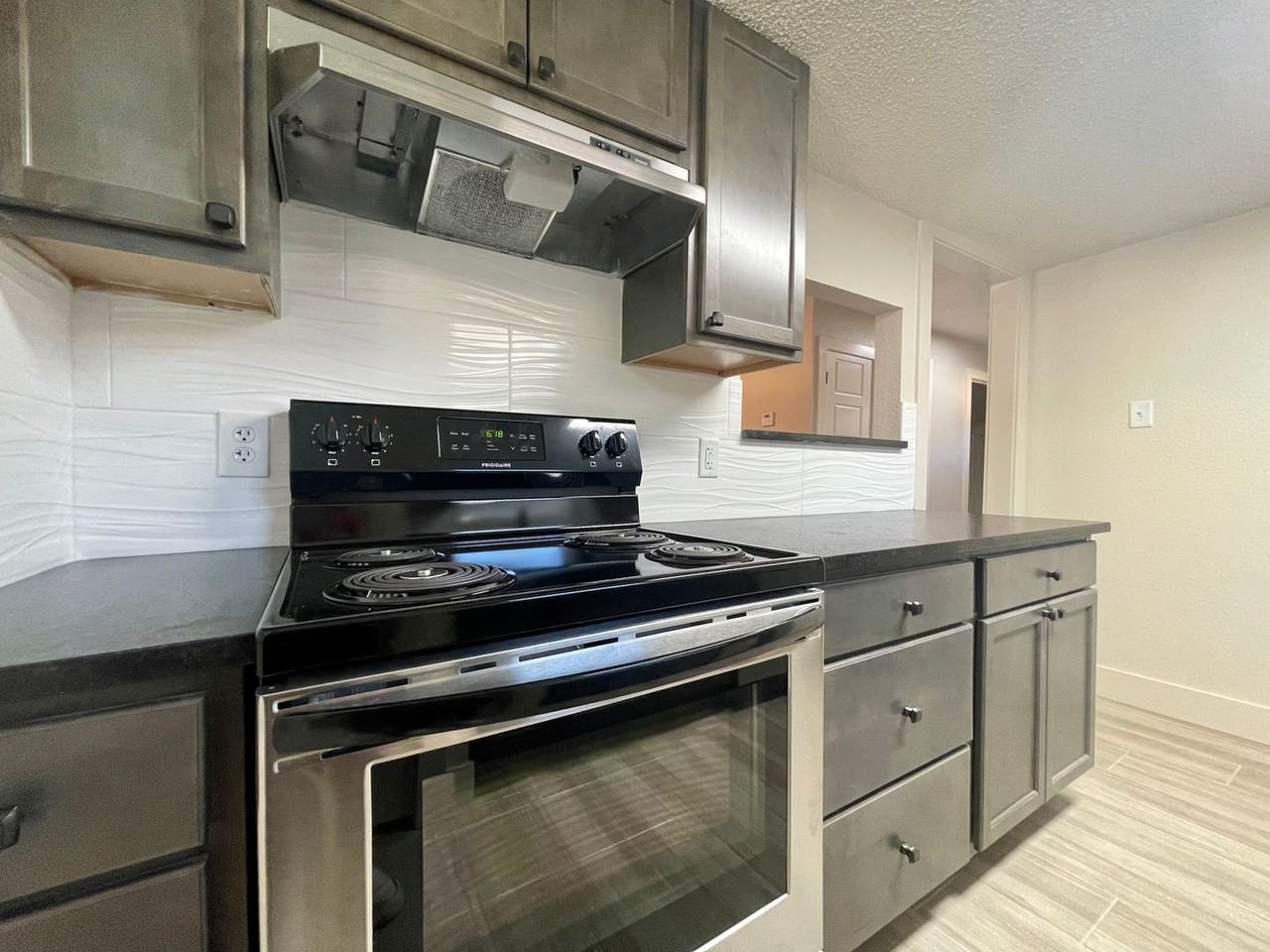 1226 Royal Crest Dr - Photo 6 of 18