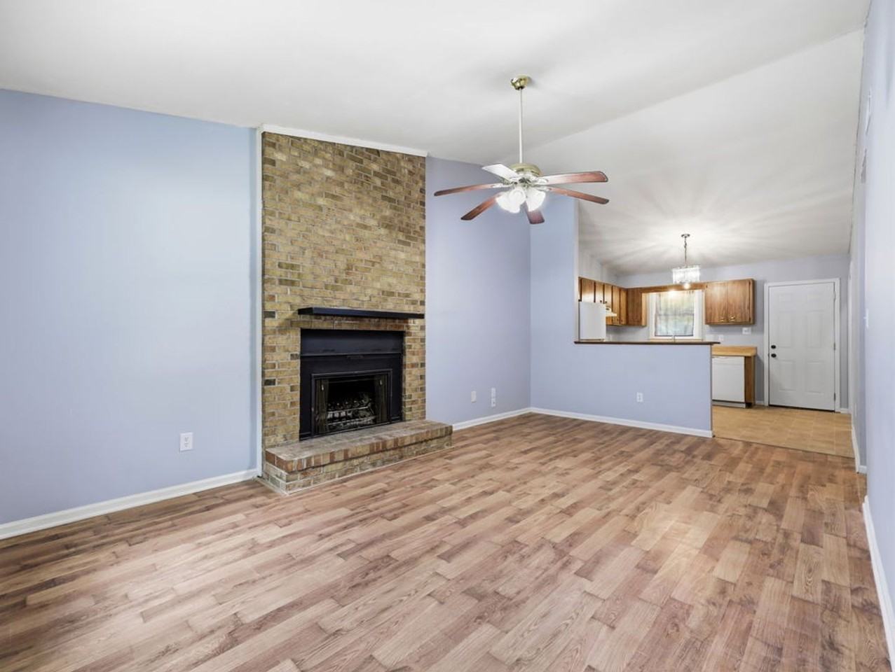 406 Cedar Creek Dr - Photo 2 of 11