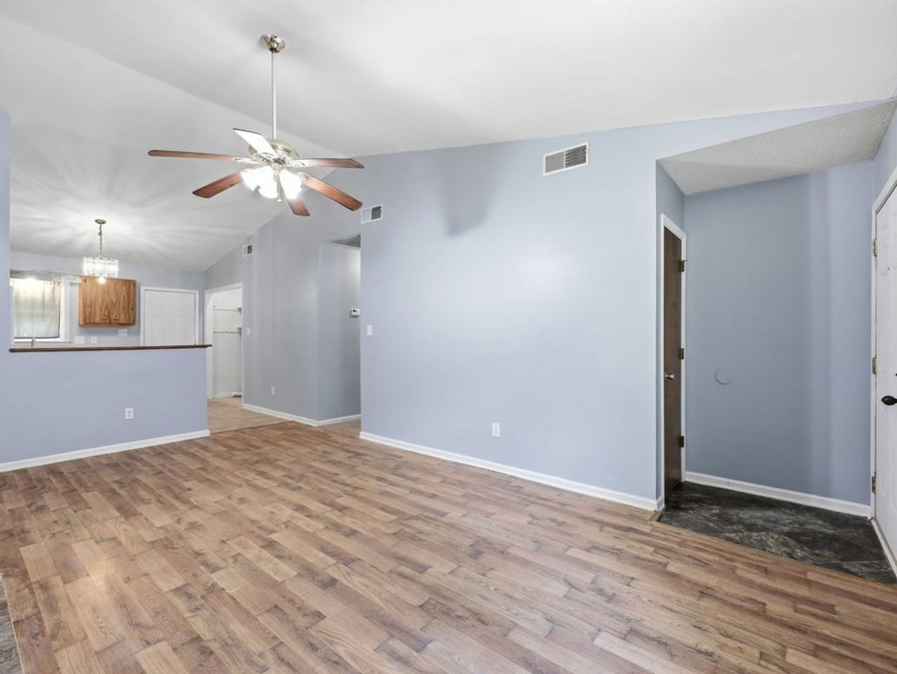 406 Cedar Creek Dr - Photo 3 of 11