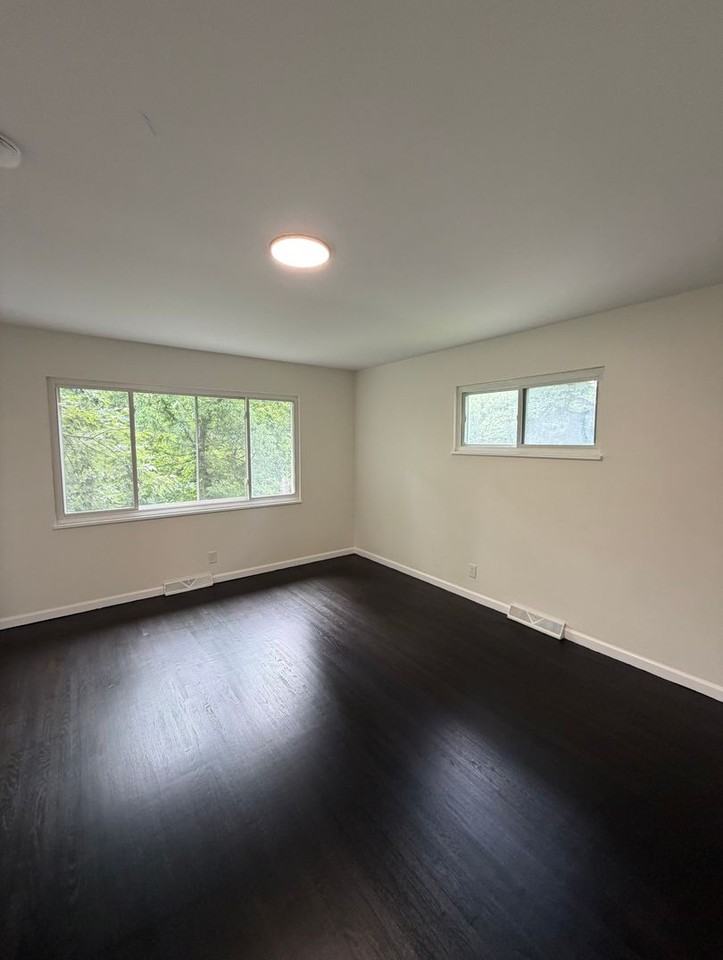 2376 Westwood Dr - Photo 2 of 13