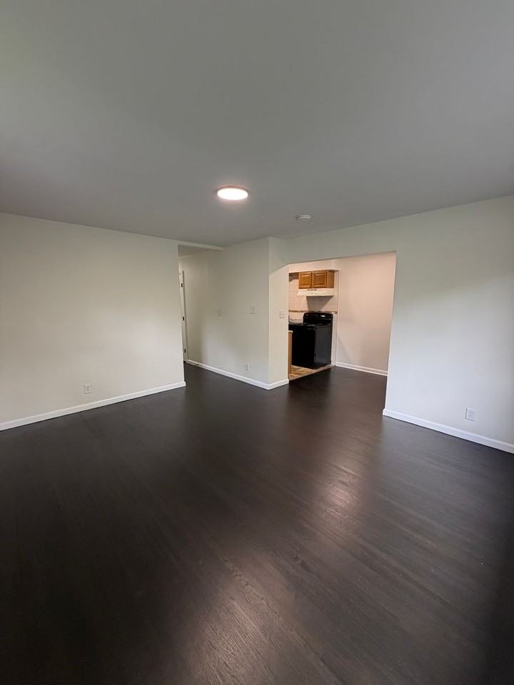 2376 Westwood Dr - Photo 3 of 13