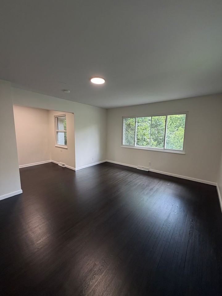2376 Westwood Dr - Photo 4 of 13