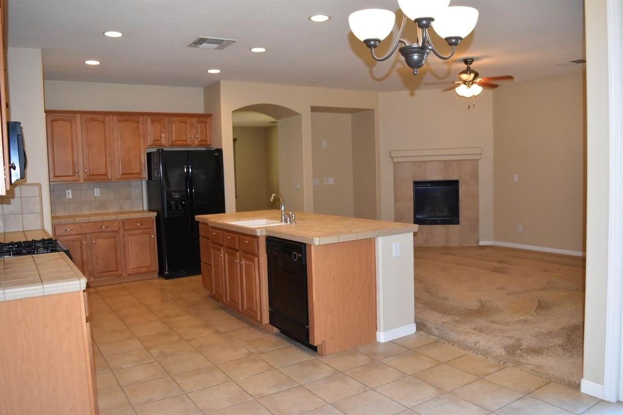 684 Whitfield Ln - Photo 3 of 7