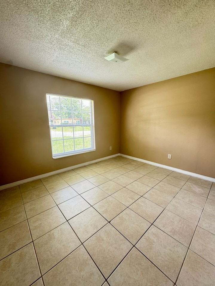 318 Ronnie Cir - Photo 2 of 8