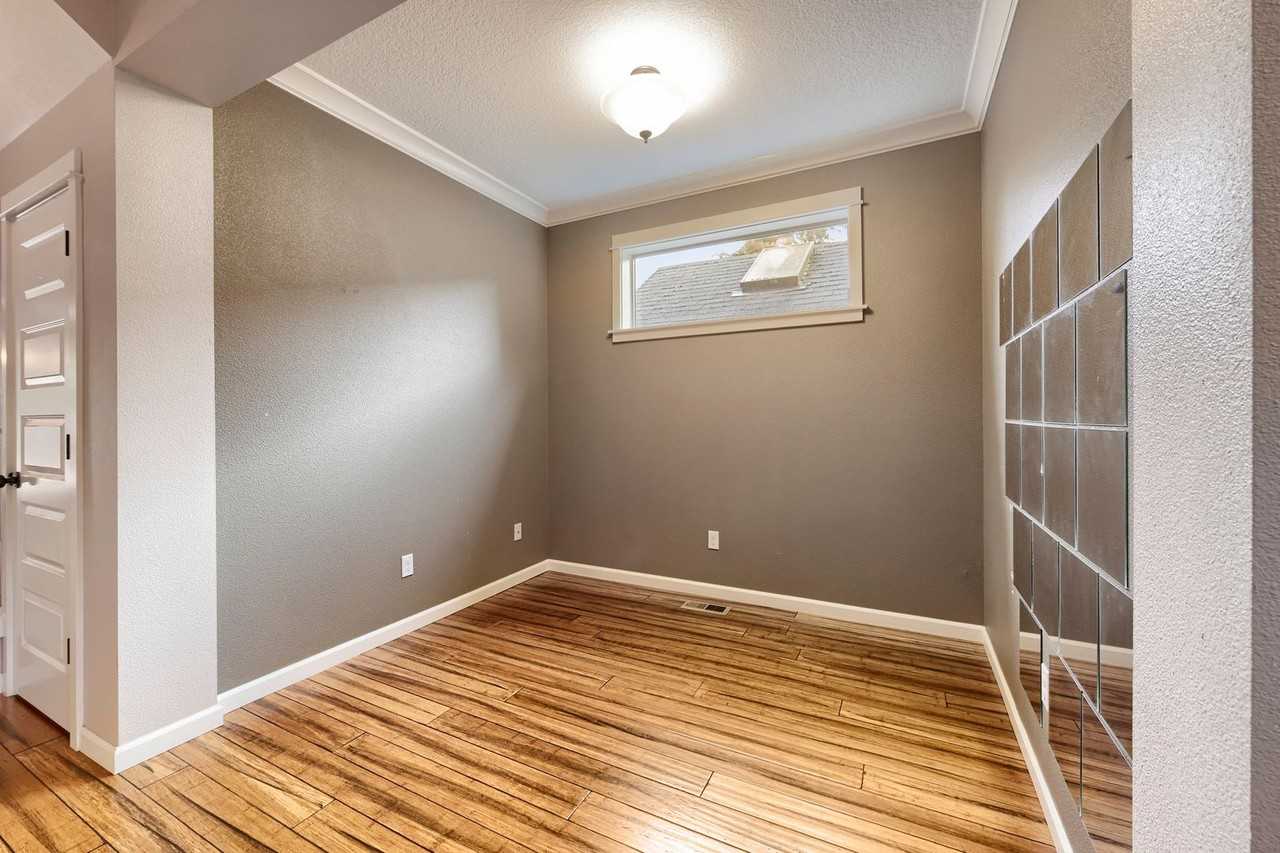 6020 Se Raymond St - Photo 5 of 31