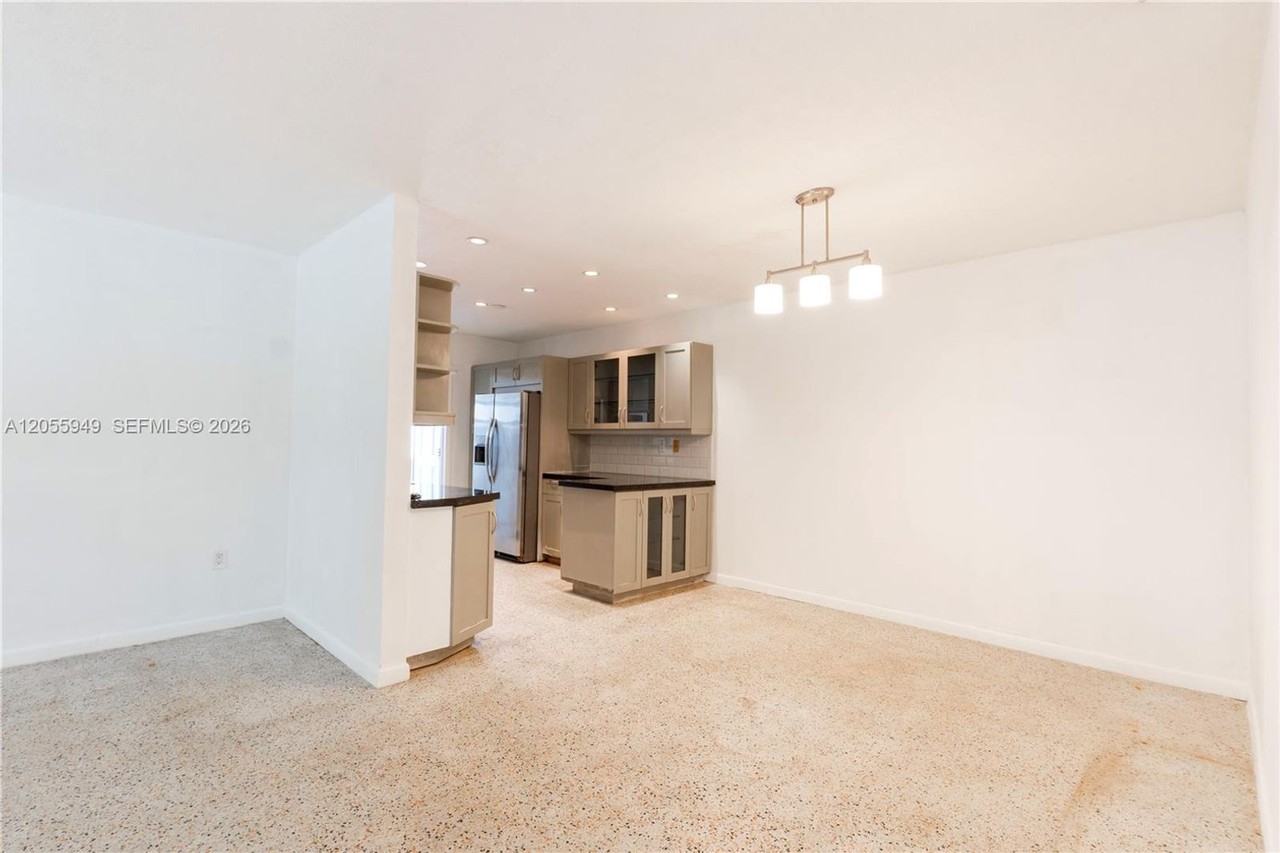 565 Ne 160th Ter - Photo 3 of 12