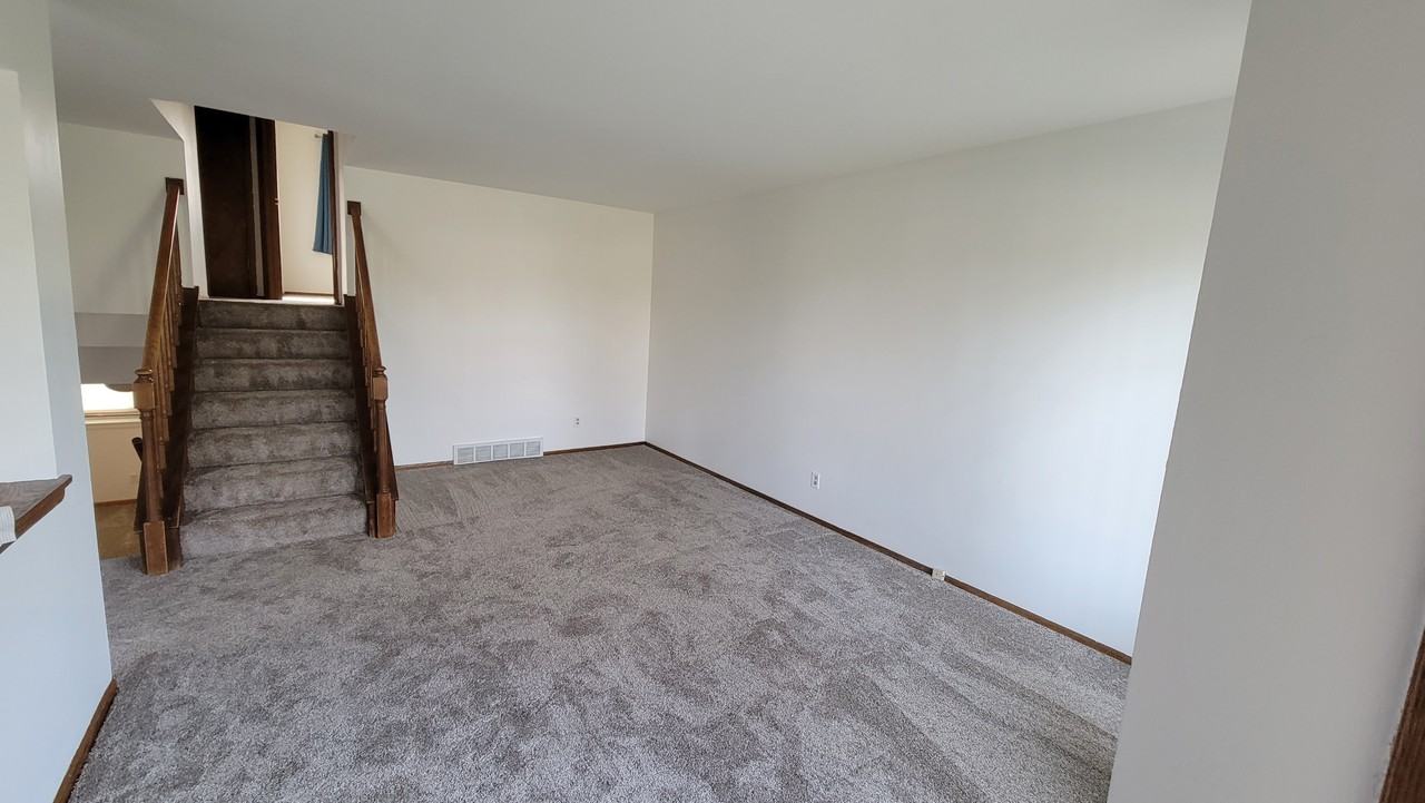 8233 W Imperial Dr - Photo 2 of 11
