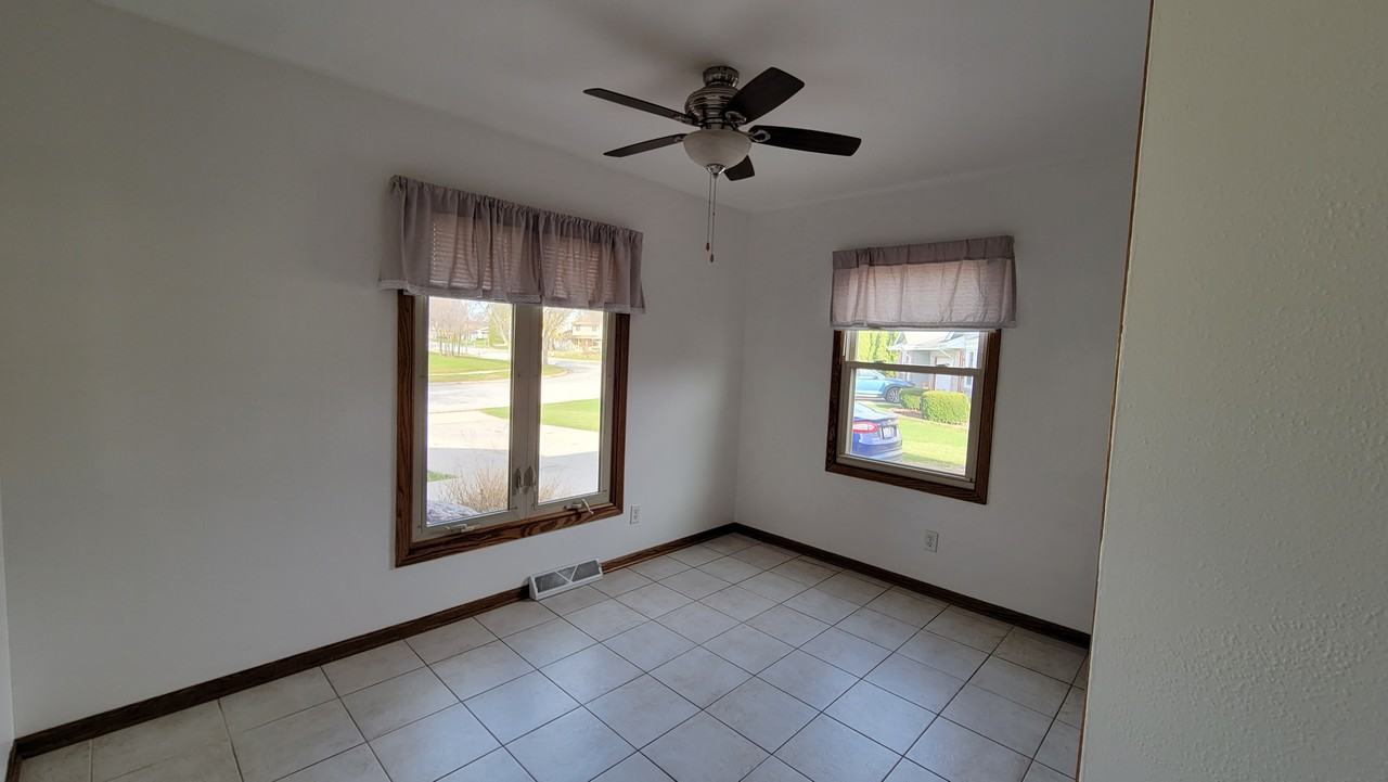 8233 W Imperial Dr - Photo 3 of 11