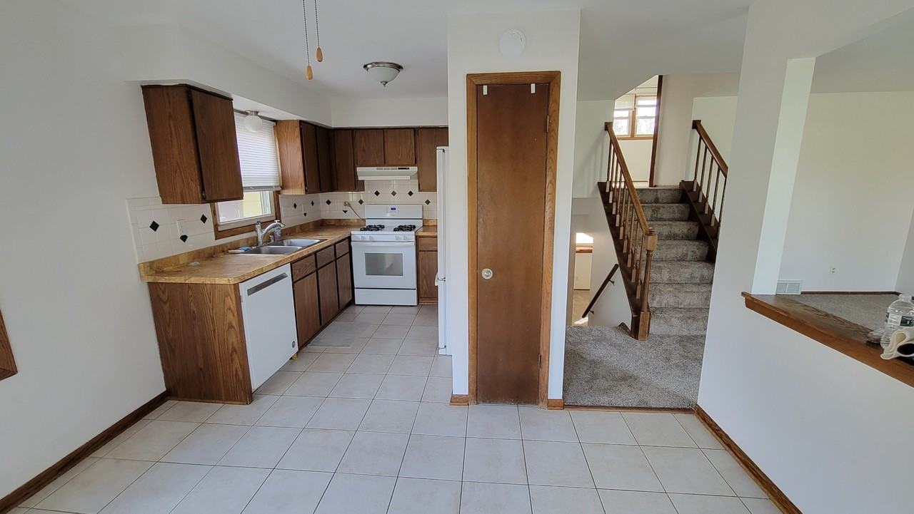 8233 W Imperial Dr - Photo 4 of 11