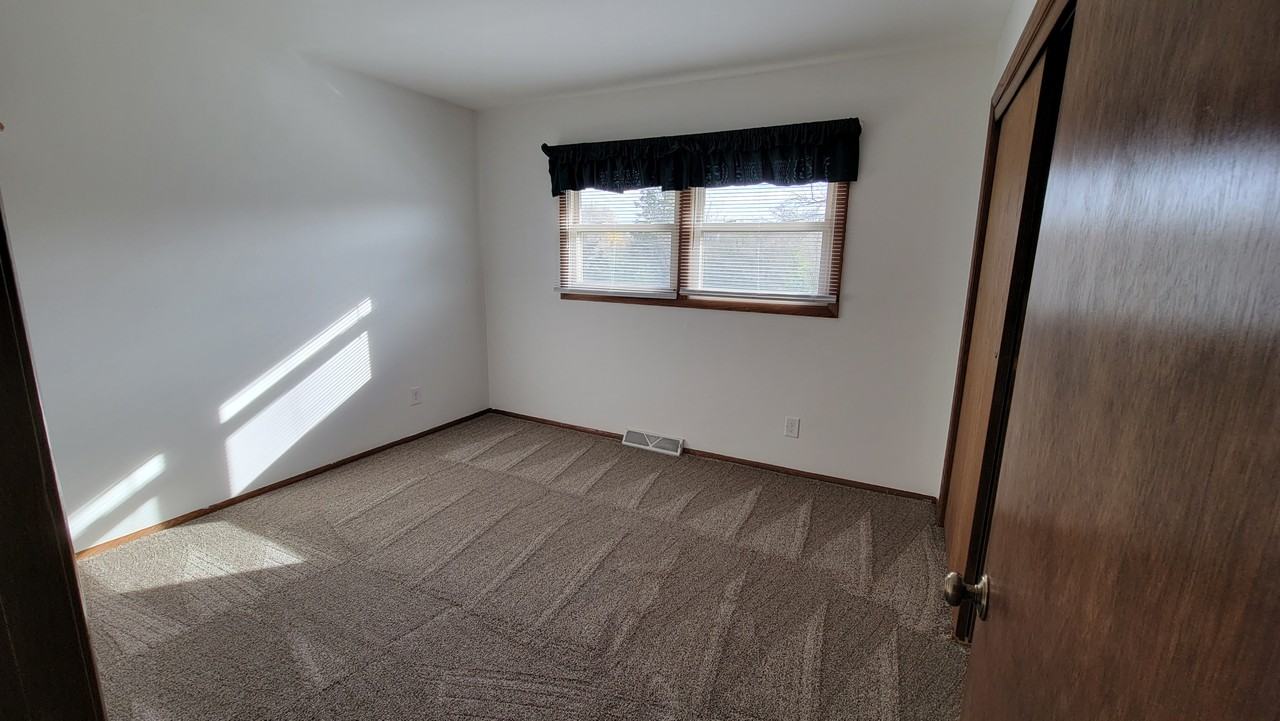 8233 W Imperial Dr - Photo 6 of 11