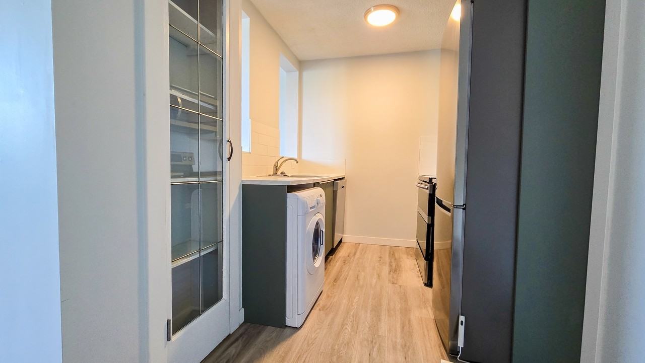 314 14 Street NW - Photo 3 of 15