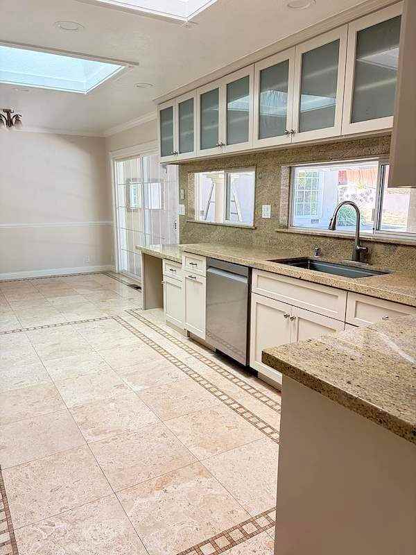 6815 Hampton Dr - Photo 3 of 28