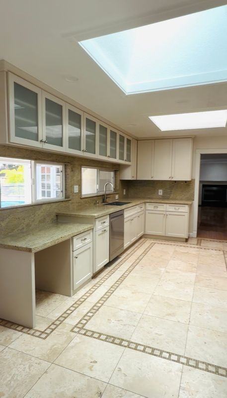 6815 Hampton Dr - Photo 4 of 28