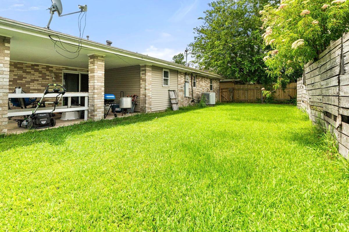 2204 Gallant Dr - Photo 2 of 11