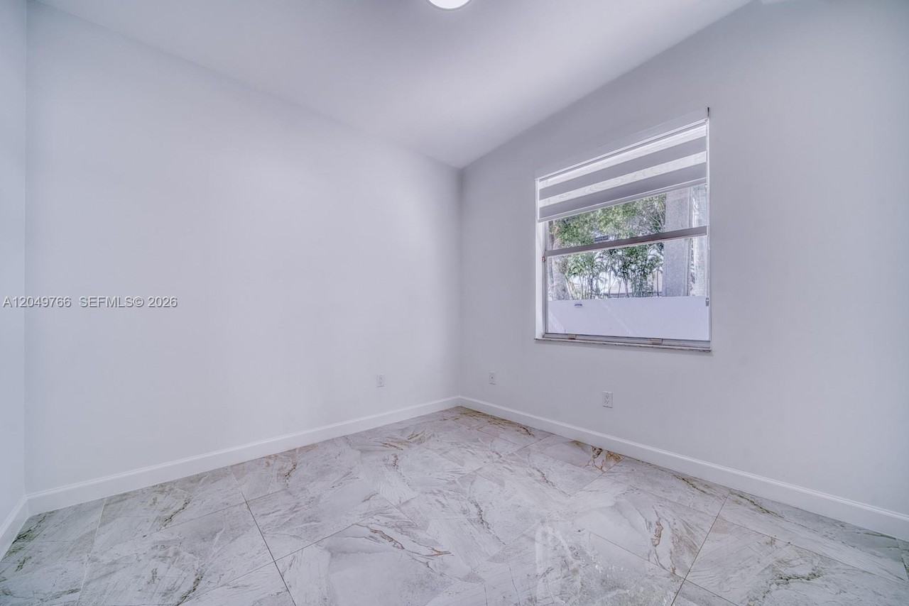 15958 Sw 71st Ter - Photo 7 of 11